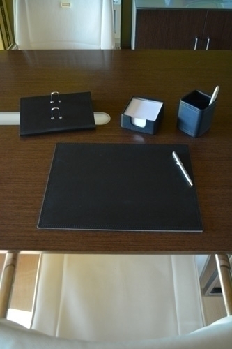 Vade Tomas Carnero Polipell Script Juntes 40X31 Cm. Negre